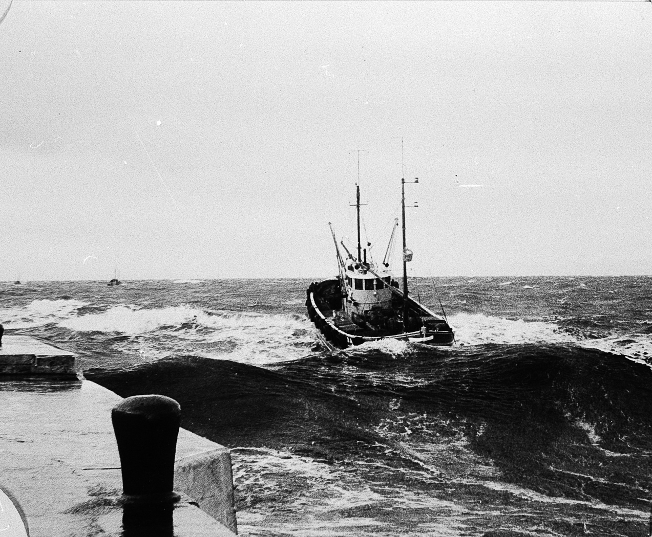 Erica II BA26, entering harbour, Girvan