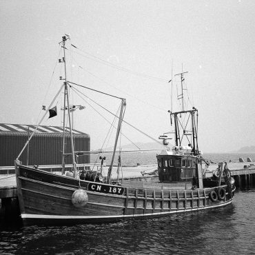 'Alliance', CN187, in harbour, Campbeltown, 1983. Although she was a dual purpose ringnetter and trawler, here she is rigged for pelagic pair trawling.