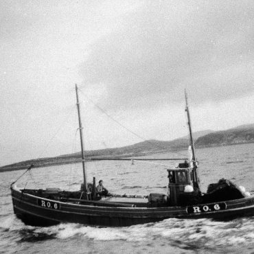 Pre-Emminent', RO6, leaving for Tarbert Loch Fyne with 350 baskets of herring from Loch Striven, August 1952.