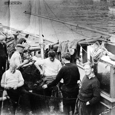 Men mending a ringnet, Tarbert